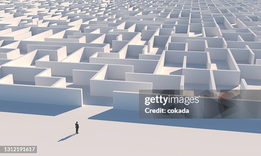 Geschäftsmann mit Blick auf Labyrinth Eingang Geschäftsmann mit Blick auf Labyrinth Eingang