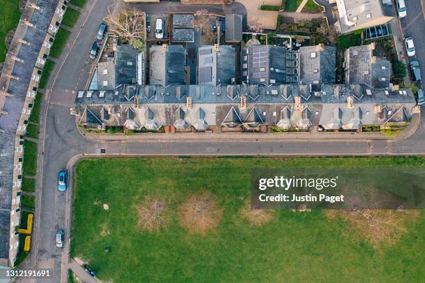 drone view over street of victorian terraced housing - cambridge inglaterra fotografías e imágenes de stock