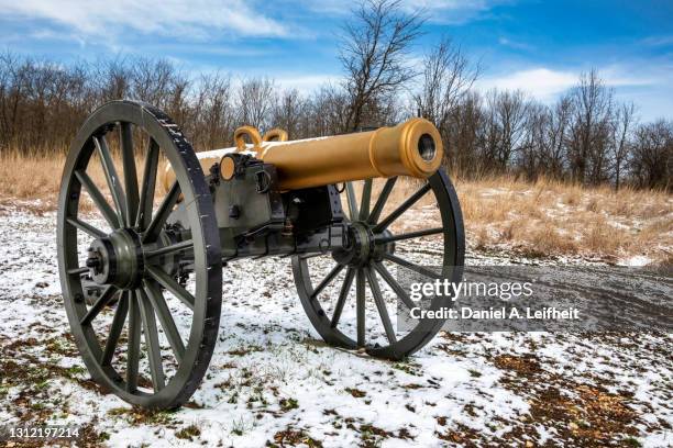 civil war cannon in the snow at wilson's creek national battlefield - artillery stock pictures, royalty-free photos & images