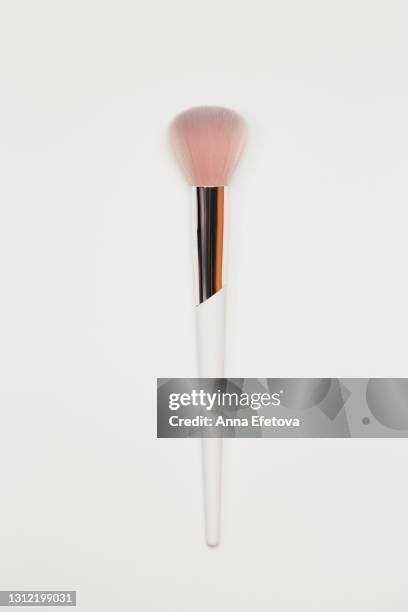 top view of luxury soft brush for makeup application on white background. flat lay style. recyclable plastic handles and natural bristles are the best choice for a zero-waste concept. cruelty-free make-up brushes are made for the ethical beauty lover - rouge stock-fotos und bilder