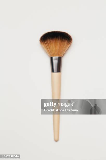 top view of luxury soft brush for makeup application on white background. flat lay style. recyclable plastic handles and natural bristles are the best choice for a zero-waste concept. cruelty-free make-up brushes are made for the ethical beauty lover - pincel de maquilhagem imagens e fotografias de stock