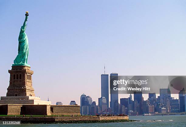 statue of liberty - twin towers manhattan stock pictures, royalty-free photos & images