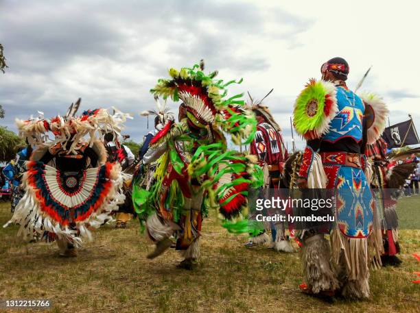 tänzer beim jährlichen taos pow-wow - indian art culture and entertainment stock-fotos und bilder