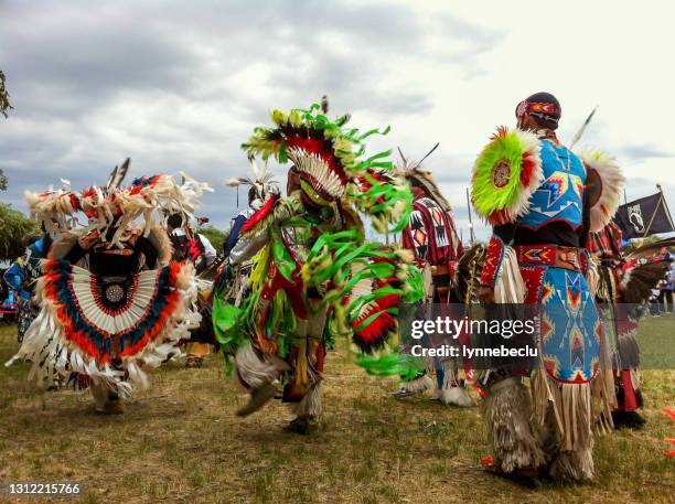 bailarines en el taos pow-wow anual - taos fotografías e imágenes de stock