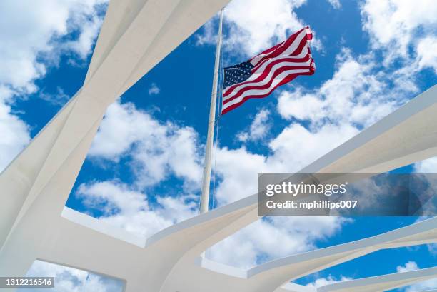 american flag a media asta en el uss arizona memorial pearl harbor, hawái - pearl harbor fotografías e imágenes de stock