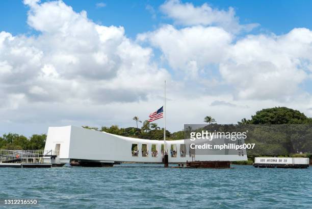 uss arizona memorial pearl harbor oahu hawaii - on this day the attack on pearl harbor stock pictures, royalty-free photos & images