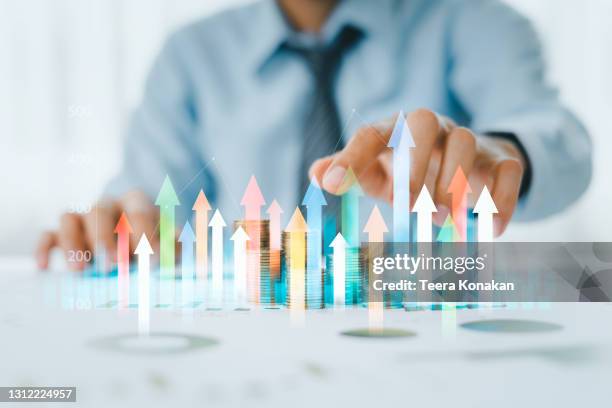 businessman analysing forex trading graph financial data. - croissant photos et images de collection