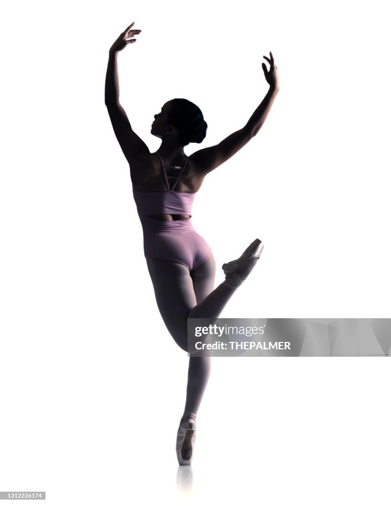 Achteraanzicht van ballerina het repeteren