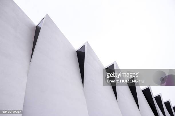 abstract white building, copy space - 建築風格 個照片及圖片檔