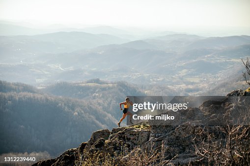 Vrouw die op berg loopt Vrouw die op berg loopt