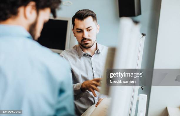 bedrijfs mensen die een vergadering in de raadsruimte hebben - executive producer stockfoto's en -beelden