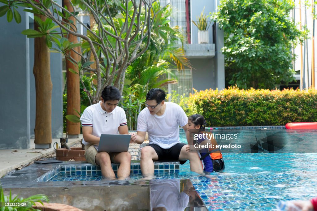 Pais LGBTQIA com filhos na piscina.
