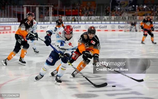 Matti Jarvinen of Grizzlys Wolfsburg challenges Benjamin Marshall of ERC Ingolstadt during the Deutsche Eishockey Liga DEL match between Grizzlys...