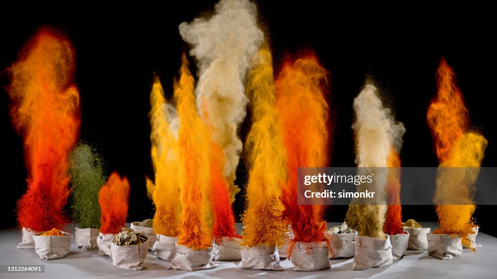Bunte Gewürze explodieren aus Säcken