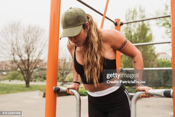 ung kvinna som tränar utomhus - keps bildbanksfoton och bilder