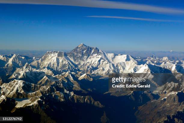 himalayan mountains - himalayas stock pictures, royalty-free photos & images
