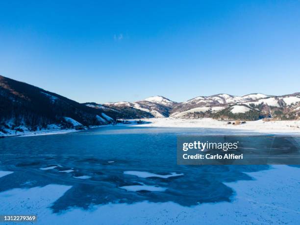 lago ghiacciato - ghiacciato stock-fotos und bilder