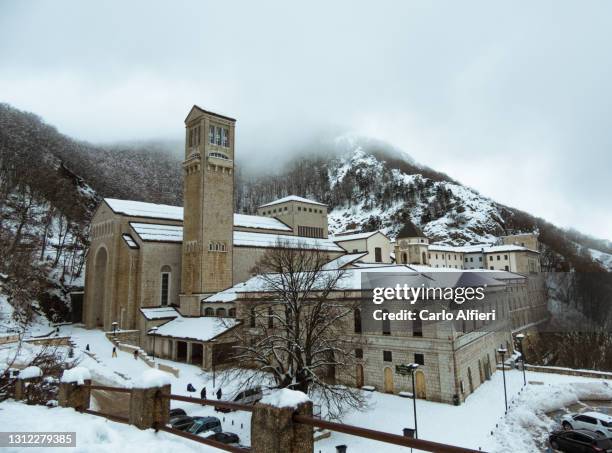 santuario di montevergine innevato - innevato fotografías e imágenes de stock