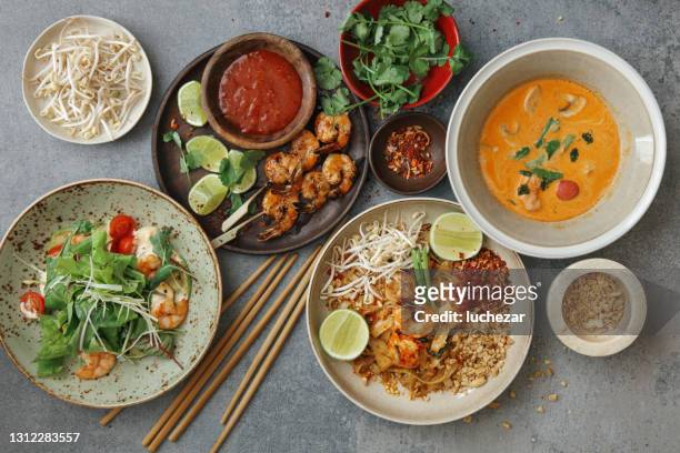 piatti classici tailandesi - tailandia foto e immagini stock