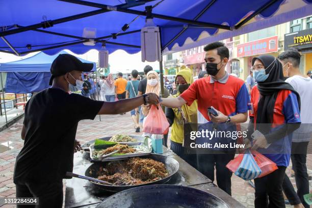 celebrating ramadan - first day bazaar - ramadan bazaar stock pictures, royalty-free photos & images