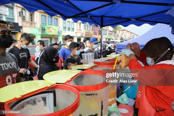 celebrating ramadan - first day bazaar - ramadan bazaar stock pictures, royalty-free photos & images