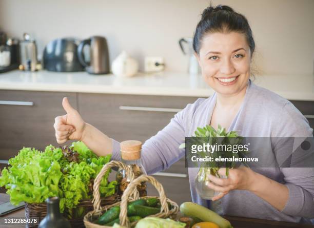 kvinna matlagning i köket (med grönsak) - dill bildbanksfoton och bilder