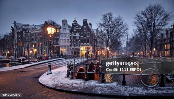 amsterdam in sneeuw - amsterdam skyline stockfoto's en -beelden