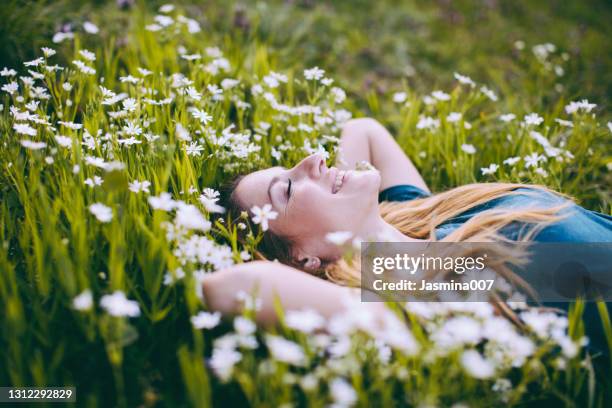 conexión con la naturaleza - flower arm fotografías e imágenes de stock