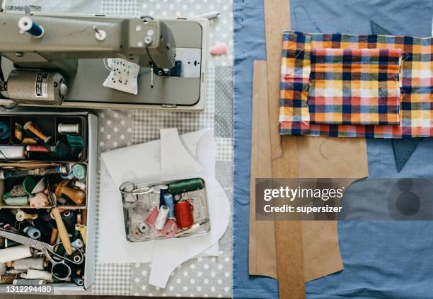 nähmaschine und andere nähgeräte - schnittmuster stock-fotos und bilder