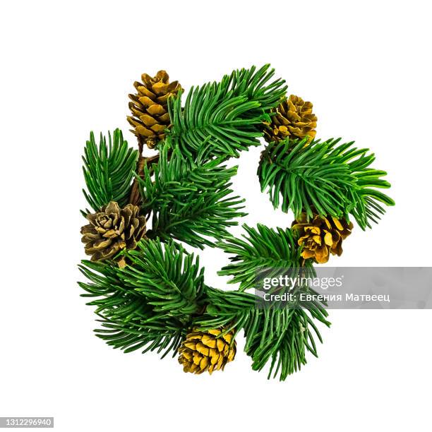 fir twigs decorated with spruce cones wreath isolated on white christmas decoration background - tannenzweig stock-fotos und bilder