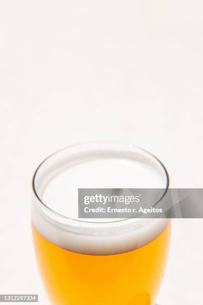 upper half of a illed beer glass on white background - bicchiere da birra foto e immagini stock