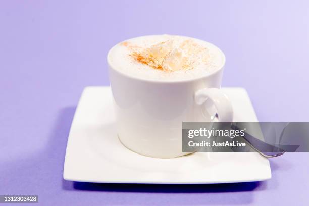 chaitea mit sahne und zimt - zimt stock pictures, royalty-free photos & images