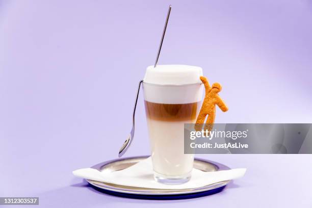 latte macchiato - italienische kaffeespezialität - kaffee macchiato stock-fotos und bilder