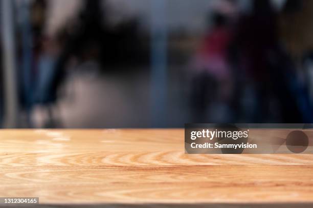close-up of empty table - holztisch stock-fotos und bilder