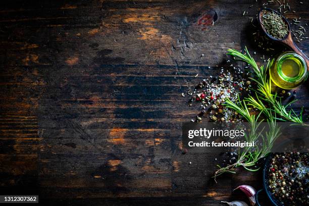 kulinarische grenze von rosmarin, salz, pfeffer und öl - food flatlay stock-fotos und bilder