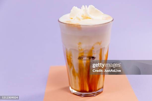 eisgetränk mit kaffee - café frappé fotografías e imágenes de stock