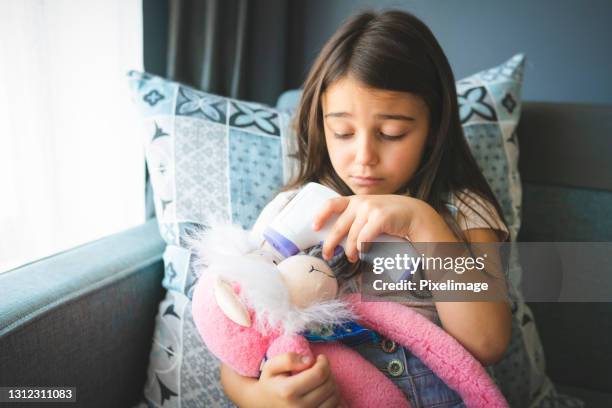 niño en cuarentena domiciliaria - máscara quirúrgica fotografías e imágenes de stock