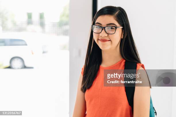 het portret van de middelbare schoolstudent - cute mexican girl stockfoto's en -beelden