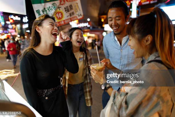 momente, die man mit freunden teilen kann - night market stock-fotos und bilder