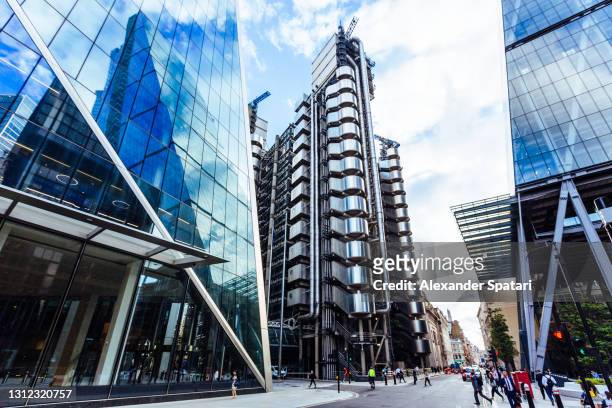 street in city of london with modern office buildings, england, uk - ciudad de londres fotografías e imágenes de stock