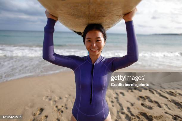 het meisje van surfer - asian surfer stockfoto's en -beelden