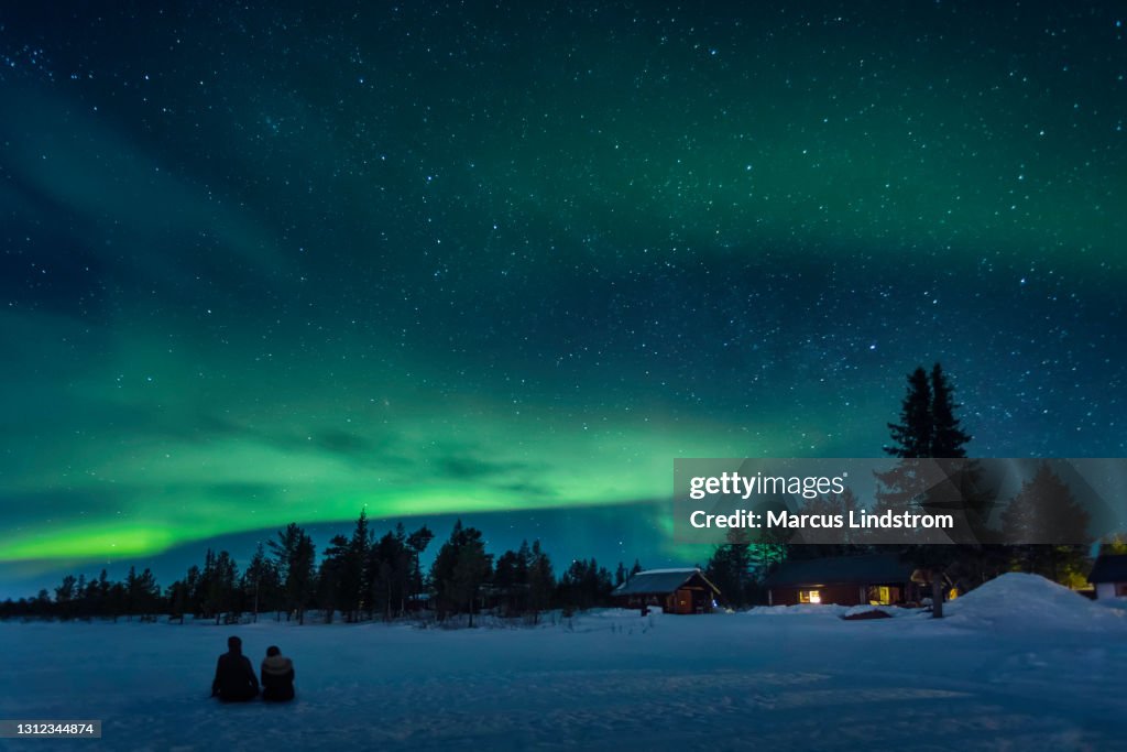Titta på en natthimmel med aurora borealis