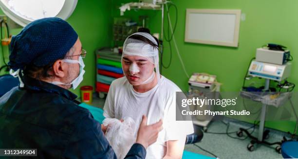 nahaufnahme des nasenprofilbildes des männlichen patienten nach nasenseptunabweichung und rhinoplastik-operation - ear close up women stock-fotos und bilder