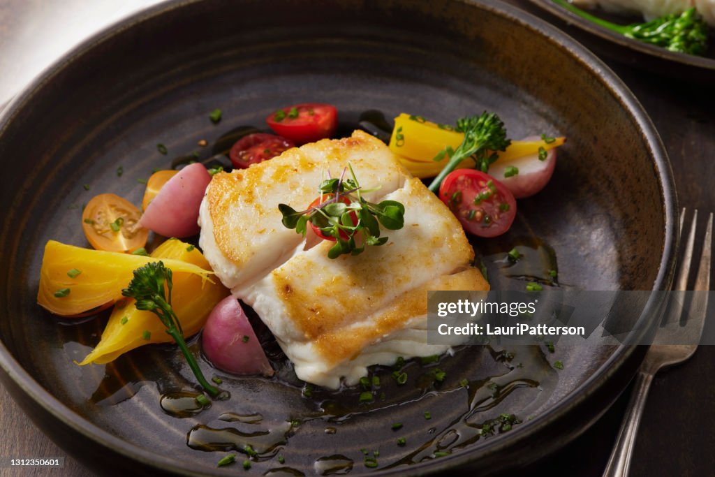 Pan Seared Hälleflundra med rostade grönsaker