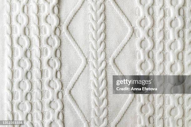 texture of smooth knitted white sweater with pattern. flat lay style, close-up. - tejido de punto fotografías e imágenes de stock