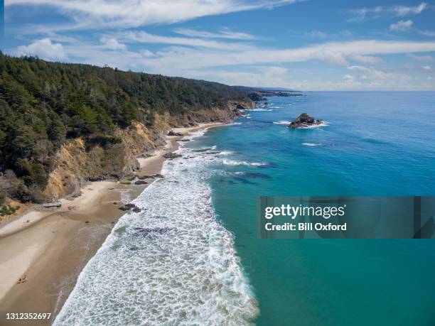 drone lucht van kust in noord-californië gualala mendocino - noordelijk californië stockfoto's en -beelden