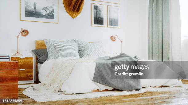 skandinavisches schlafzimmer - bedroom photos stock-fotos und bilder