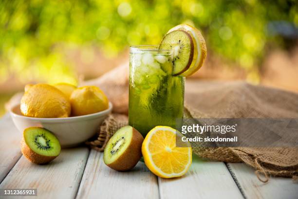 kiwi e bevanda al succo di frutta al limone - kiwi foto e immagini stock
