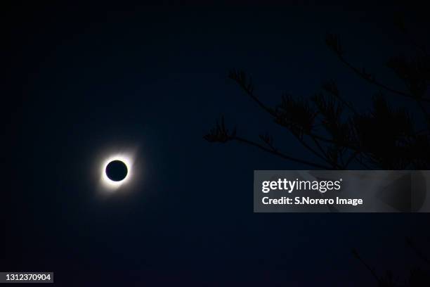 eclipse total de sol - total look stock pictures, royalty-free photos & images