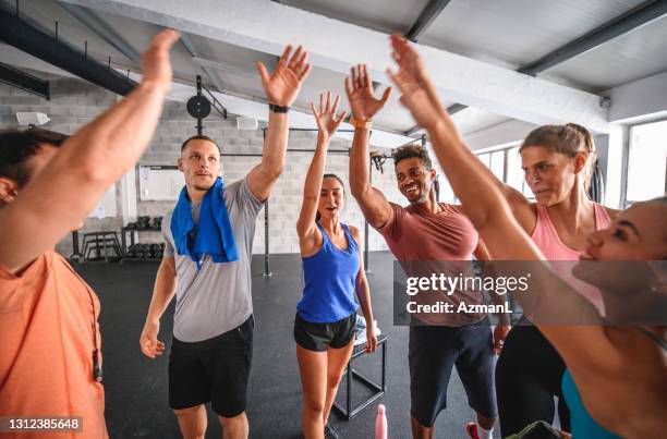 ondersteunende vrienden die goede training vieren - hi five gym stockfoto's en -beelden